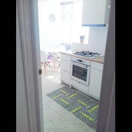 Lots Of Sunlight 3 Bedroom With Balcony Air Conditioning Sys3yr Apartment *